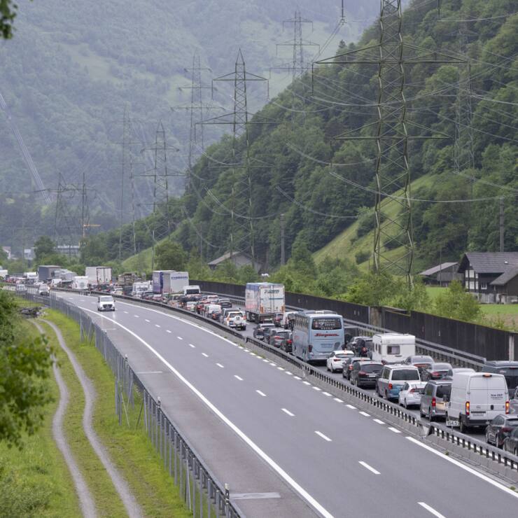 Les départs en vacances vers le Sud ont comme d'habitude surchargé l'axe du Gothard (archives).