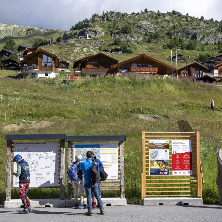 Des bus sont désormais à disposition des randonneurs qui souhaitent rallier Kummenalp ou Faldumalp depuis Wiler. L'offre est mise sur pied pour dynamiser le tourisme dans la vallée du Lötschental après l'effondrement du galcier du Birch au-dessus de Blatten.