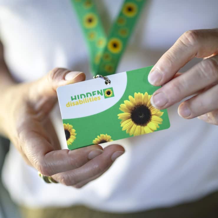 Ce cordon tournesol est disponible dans 16 centres de voyage CFF et est destiné aux personnes souffrant de handicaps invisibles afin de faciliter leurs trajets dans les trains.