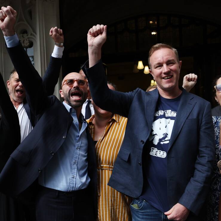 Les deux traders célébrant le verdict devant la Cour Suprême du Royaume-Uni, à Londres. (archive)