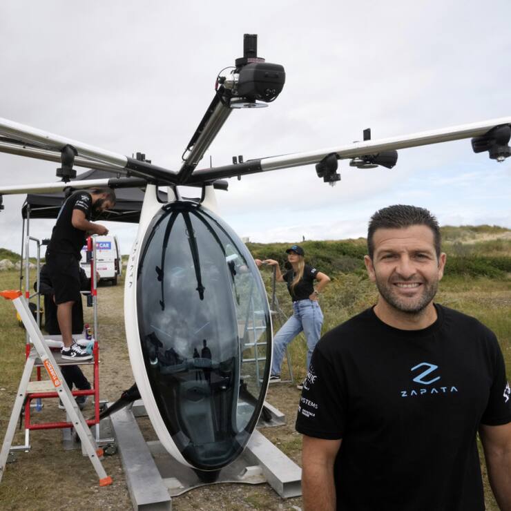 L'AirScooter, qui pèse 115 kg, peut atteindre la vitesse de 100 km/h.