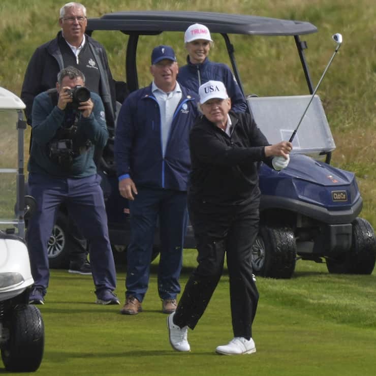 Le septuagénaire a frappé ses premiers coups sur le green du luxueux complexe appartenant à l'entreprise familiale, a constaté un journaliste de l'AFP.