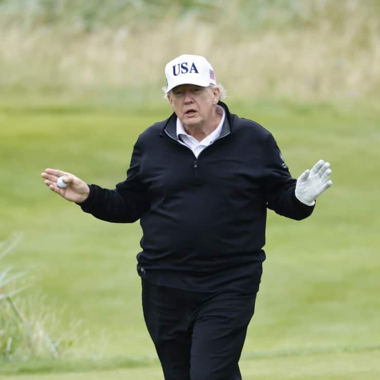 Donlad Trump, qui jouait au golf dimanche matin à Turnberry en Ecosse, doit rencontrer la cheffe de la Commission européenne Ursula von der Leyen dimanche pour tenter de trouver un accord douanier