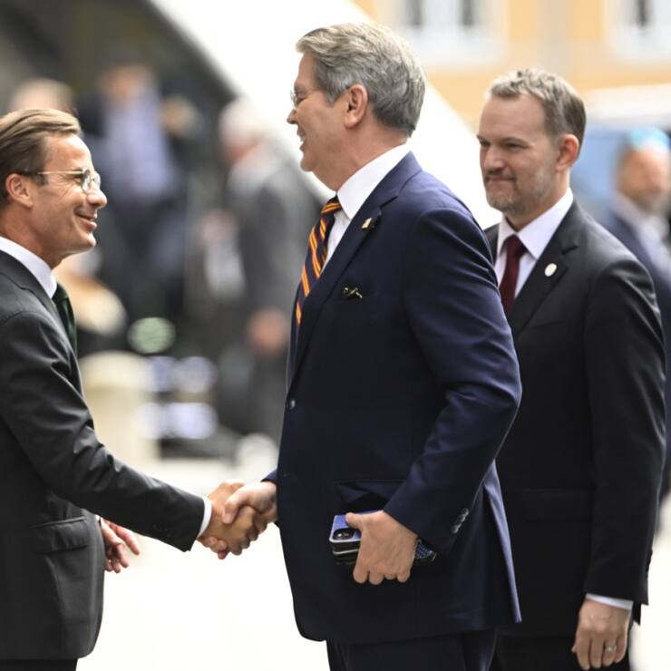 Le Premier ministre suédois Ulf Kristersson (à gauche) salue le secrétaire américain au Trésor Scott Bessent (au centre) à son arrivée à Stockholm. (archive)