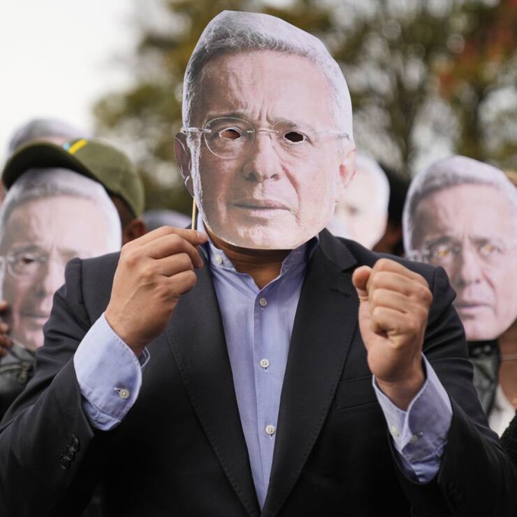 Des partisans de l'ancien président colombien Alvaro Uribe ont manifesté lundi à Bogota, devant le tribunal.