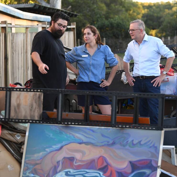 La ministre australienne de la Communication, Anika Wells (au centre).