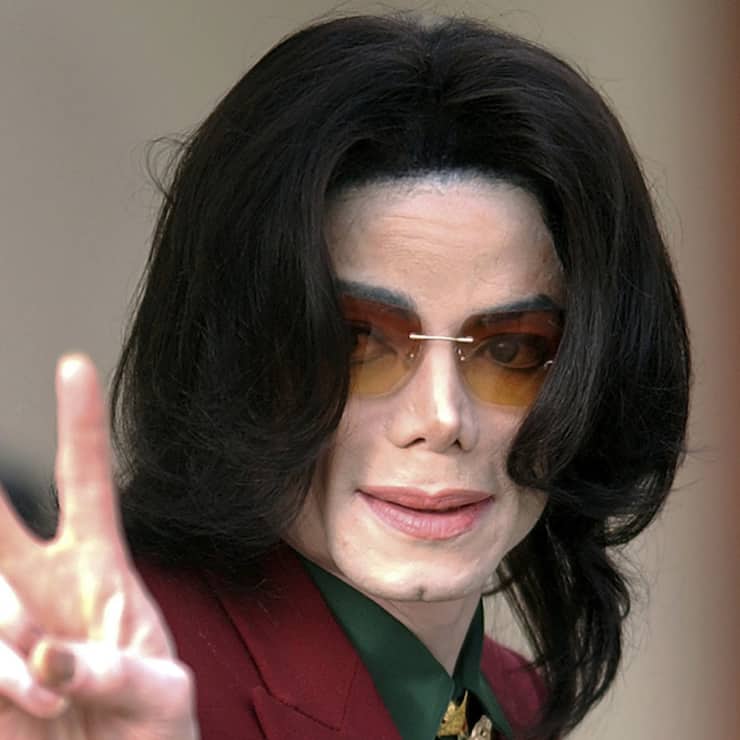 Une chaussette - même pas la paire - de la pop star décédée Michael Jackson a été cédée 6200 euros à Nîmes.