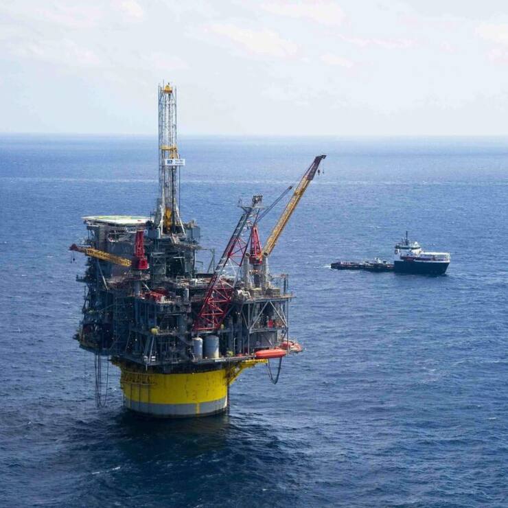 Une plateforme pétrolière pour l'extraction offshore du pétrole. (Image d'illustration)