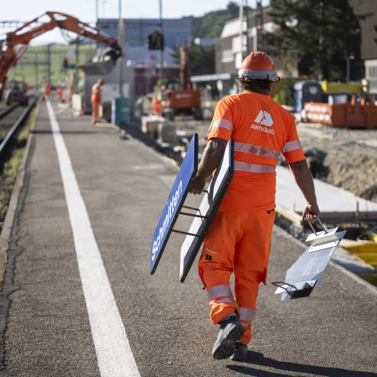 Les travaux en gare de Schmitten (FR) ont nécessité, dans un premier temps, de tout enlever avant une remise à neuf complète des voies et des quais d'ici au 25 août.