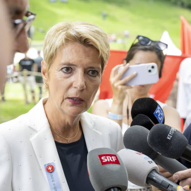 La présidente de la Confédération Karin Keller-Sutter a rejeté vendredi les arguments du président américain Donald Trump motivant les droits douaniers de 39% pour les exportations suisses vers les Etats-Unis.