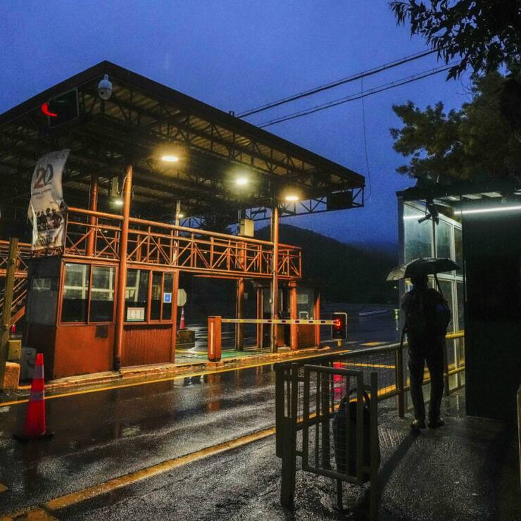 L'entrée de la mine de cuivre d'El Teniente au Chili où un homme est décédé et cinq autres sont piégés par un effondrement.