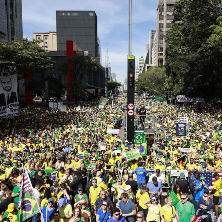 Les supporters de l'ancien président brésilien Jair Bolsonaro sont descendus dans les rues de plusieurs villes du pays dimanche, comme ici à Sao Paulo.