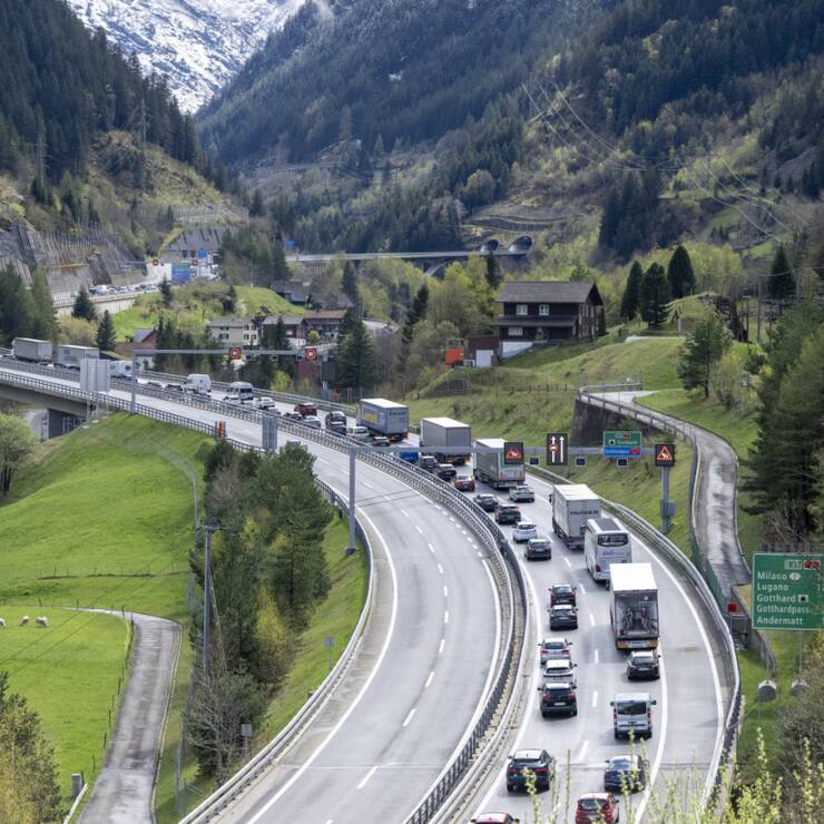 Lundi matin, le trafic sur l'autoroute du Gothard en direction du sud reste engorgé (archives).