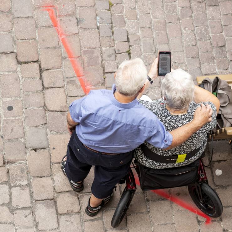 Les personnes âgées utilisent aussi de plus en plus leur smartphone pour accéder à Internet. (archives)