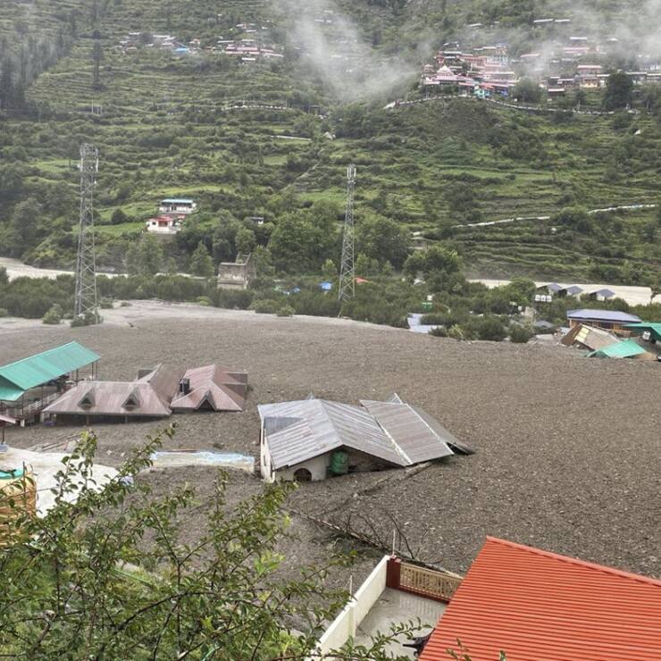 Le bilan s'alourdit dans l'Himalaya indien. Au moins 100 personnes ont perdu la vie à la suite de cette montée des eaux subites.