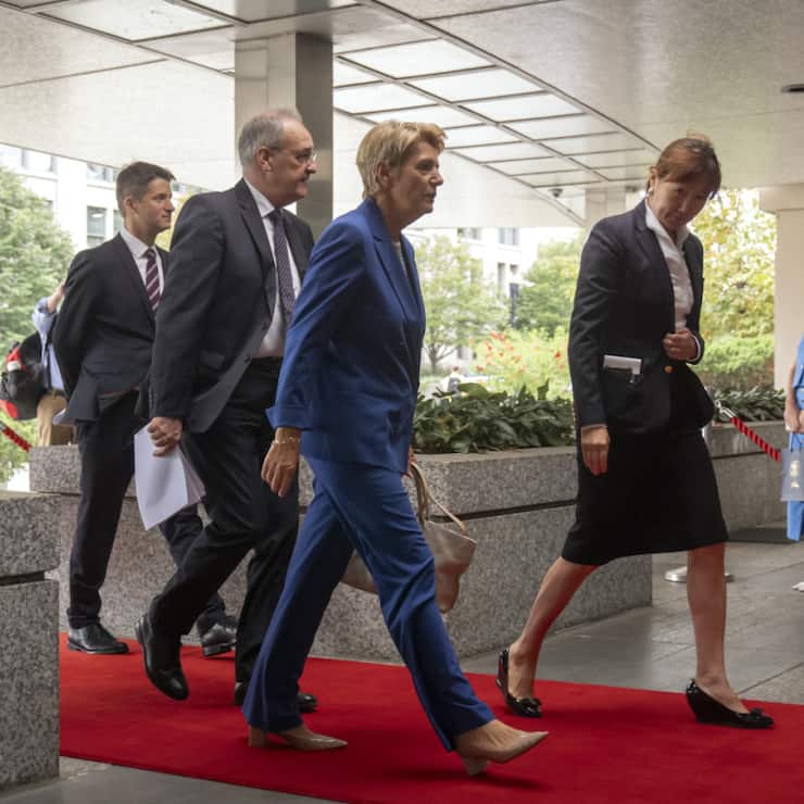 La présidente de la Confédération Karin Keller-Sutter est arrivée au Département d'Etat américain, où elle doit rencontrer le secrétaire d'Etat Marco Rubio afin d'évoquer les droits de douane. Elle est accompagnée du ministre de l'économie Guy Parmelin.