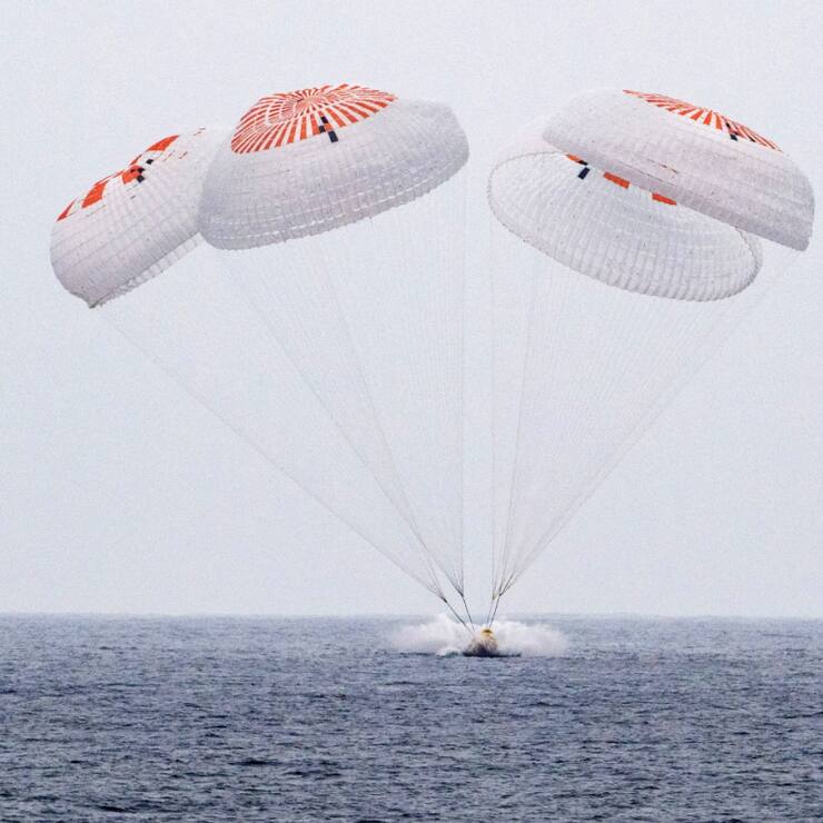 La capsule Dragon de l'entreprise SpaceX du multimilliardaire Elon Musk a amerri dans l'océan Pacifique après s'être détachée la veille de l'ISS.