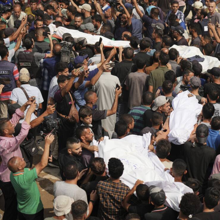 Les Palestiniens enterrent les cinq employés d'Al Jazeera à Gaza.