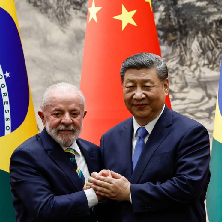 Le président brésilien Luiz Inacio Lula da Silva (à g.) s'est entetrenu au téléphone avec son homologue chinois Xi Jinping.