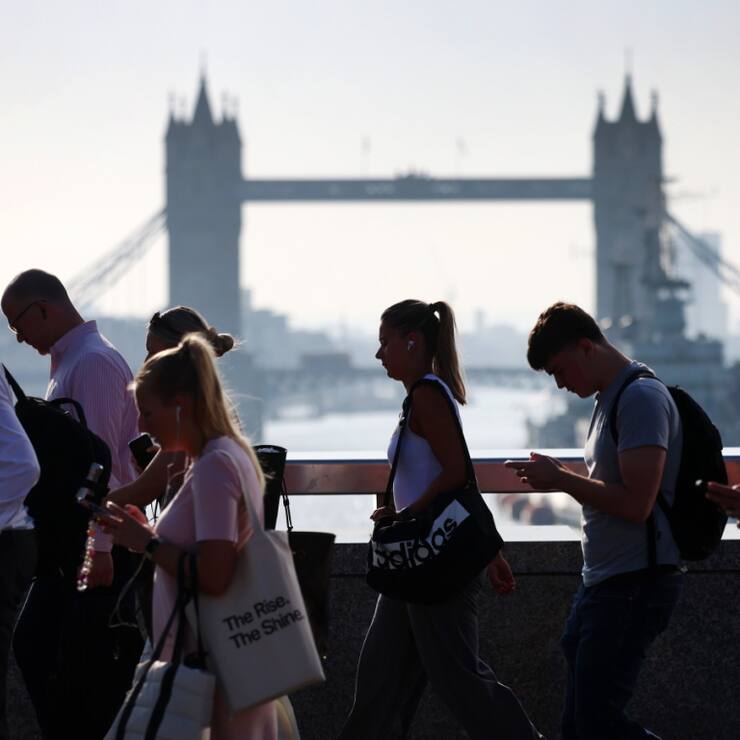 "Dans l'ensemble, ces derniers chiffres indiquent un ralentissement continu" du secteur de l'emploi, estime Liz McKeown, directrice des statistiques économiques de l'ONS, qui souligne que le nombre de salariés a diminué dans le pays lors de 10 des 12 derniers mois, notamment dans l'hôtellerie.