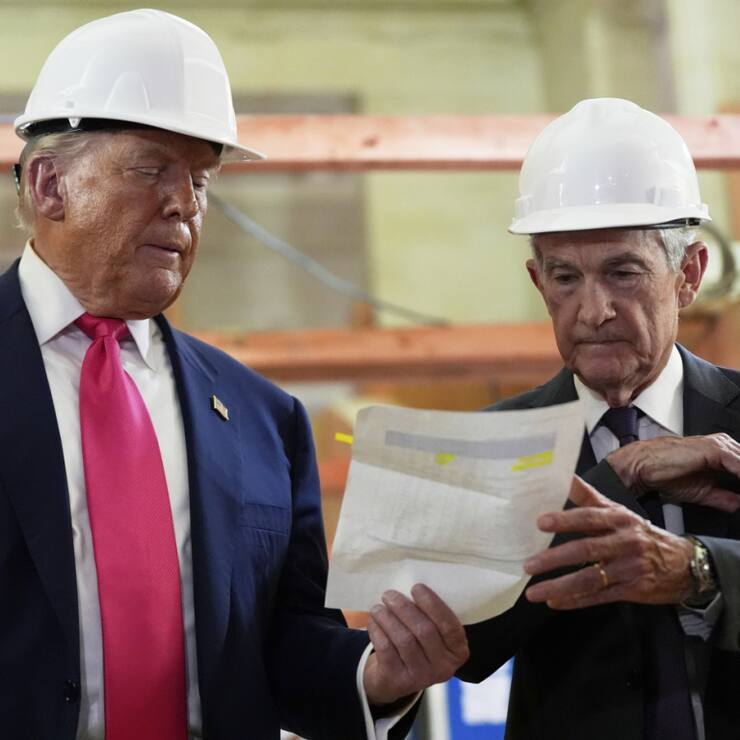 Donald Trump (ici avec Jerome Powell) s'était fendu fin juillet d'une visite surprise du chantier de rénovation du siège de l'institution à Washington, qu'il juge trop coûteux (archives).