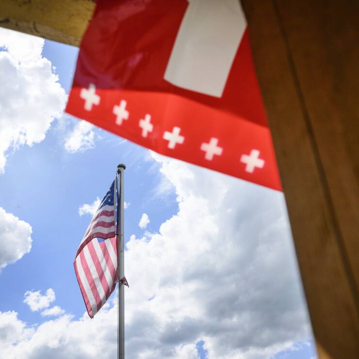 La Suisse ne doit pas se laisser mettre sous pression à cause des droits de douane américains, selon un sondage.