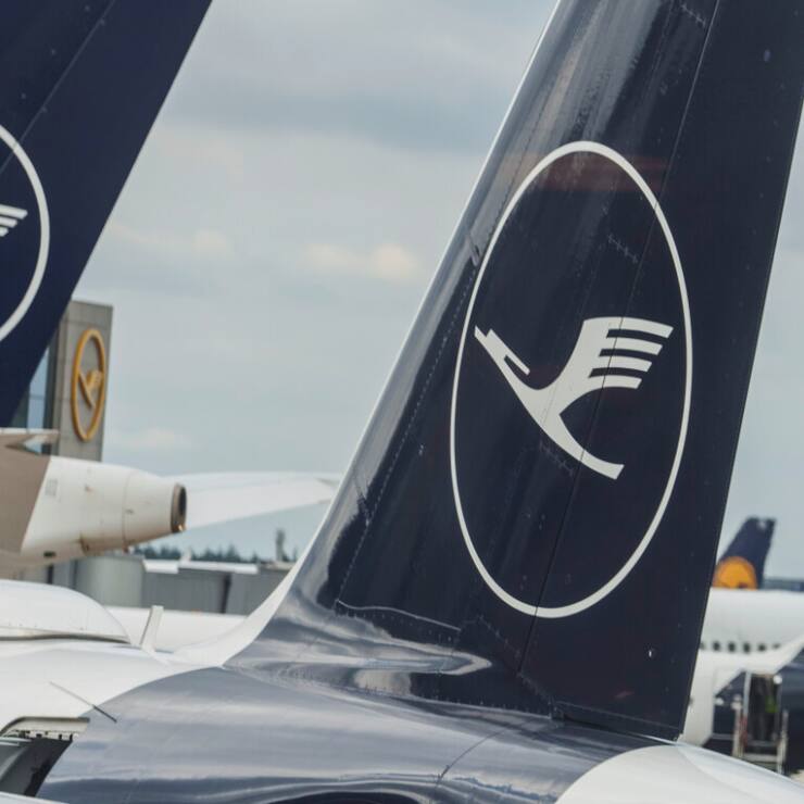 La commande de Lufthansa porte sur une centaine d'appareils Boeing, d'une valeur catalogue de 21 milliards de francs, qui doivent être livrés au cours des sept prochaines années. Ils ne seraient pas achetés à Malte ou en Irlande, mais via la Suisse, rapporte la publication mercredi.