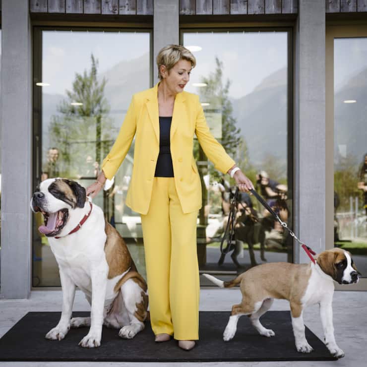 La présidente de la Confédération Karin Keller-Sutter a posé avec Zeus, dont elle est la marraine et Xcell, à l'occasion de sa visite au Barryland de Martigny.