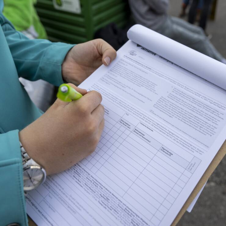 Une commission du National veut maintenir la récolte rémunérée de signatures (archives).