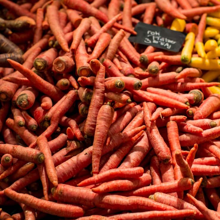 Les carottes fraîchement cueillies dans les champs sont encore impeccables, mais à la maison, dans le réfrigérateur, des taches noires peuvent apparaître. Des chercheurs suisses veulent y remédier (image d'illustration).
