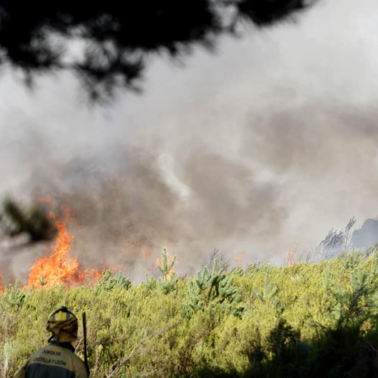 Un pompier fait face au feu de forêt, vendredi, près de la ville de Castromil en Espagne.
