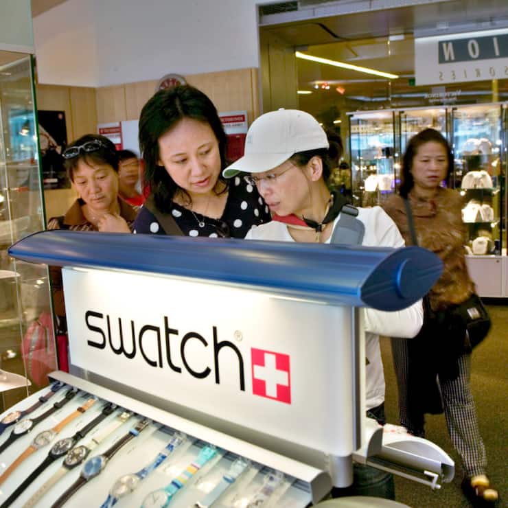 Les commentaires négatifs pleuvaient lundi sur Instagram, les utilisateurs du réseau social s'offusquant d'une campagne "raciste" et "discriminante" et priant les consommateurs de ne plus acheter les différentes marques du groupe Swatch.