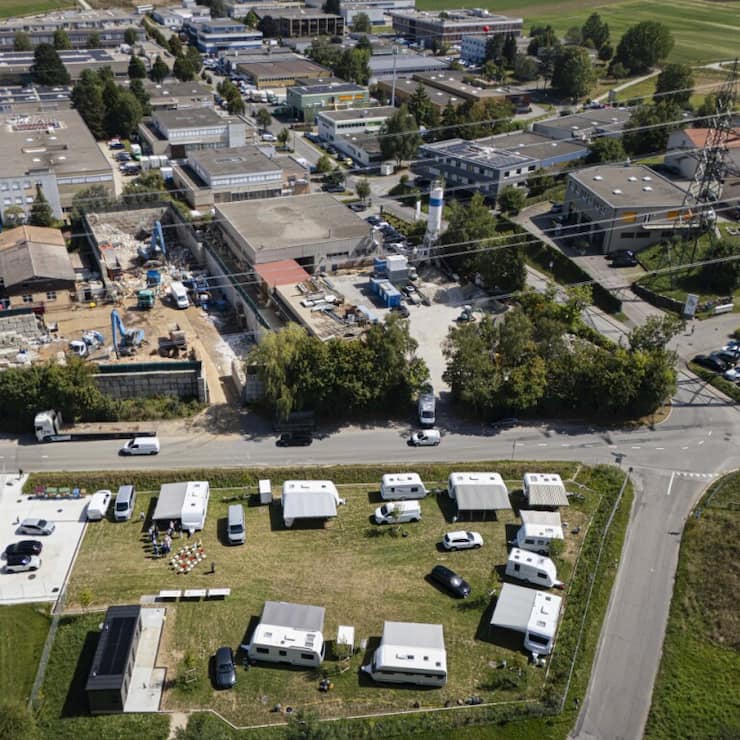La première aire de passage officielle romande destinée à la communauté yéniche a été inaugurée lundi au Mont-sur-Lausanne. Elle peut accueillir jusqu'à 15 caravanes.
