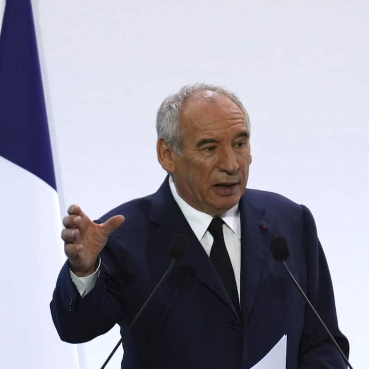 François Bayrou a demandé aux oppositions, et singulièrement au Parti socialiste, de "réfléchir" à leur décision sur le vote de confiance du 8 septembre.