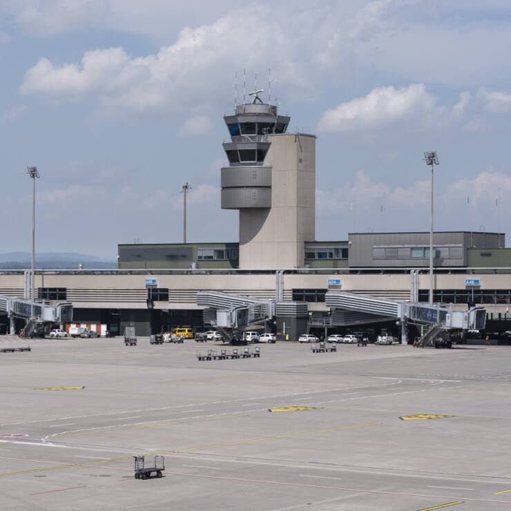 Un plan social pour les collaborateurs licenciés par le prestataire de services au sol AAS à l'aéroport de Zurich-Kloten a été trouvé avec le syndicat SSP (archives).