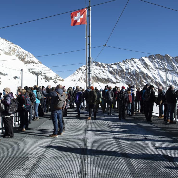Des touristes sur la terrasse panoramique Sphinx, à 3454 mètres d'altitude (archives).