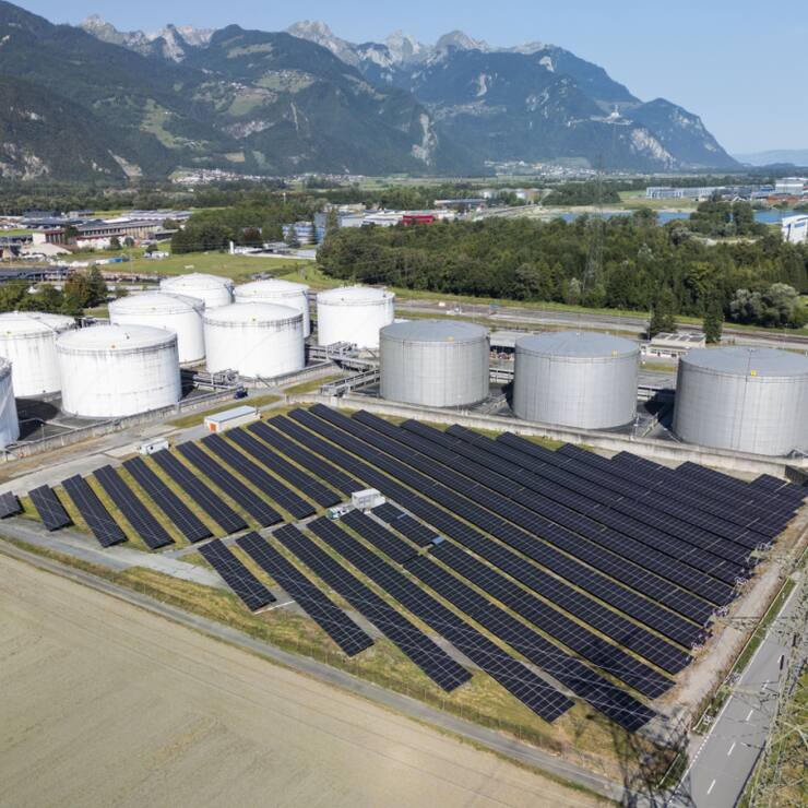 Installée sur 15'000 m2 de terrain industriel existant à Aigle, la centrale photovoltaïque est composée de 3006 panneaux solaires d'une puissance totale de 2089 kWc.