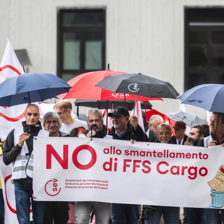 Les manifestants ont réclamé avec des banderoles le maintien d'emplois qualifiés au Tessin.