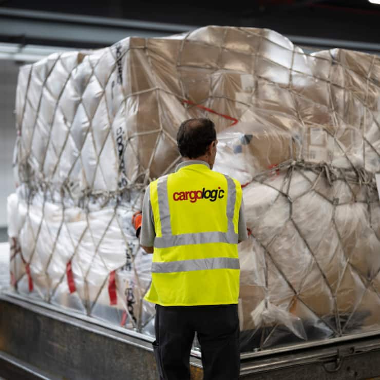 Un collaborateur de Cargologic affairé autour de marchandises à l'aéroport de Zurich, à Kloten. (Image d'illustration)