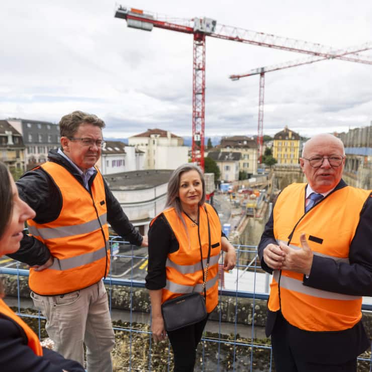 Le conseiller fédéral Albert Rösti, la conseillère d'Etat vaudoise Nuria Gorrite et le patron des CFF, Vincent Ducrot, ont visité lundi le chantier de la gare CFF de Lausanne. Ils étaient accompagnés de la municipale lausannoise Natacha Litzistorf et du conseiller d'Etat genevois Pierre Maudet.