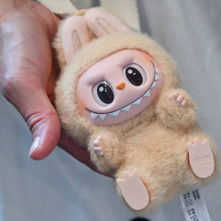 L'engouement pour les peluches Labubu a provoqué des ruées dans les plus de 400 magasins chinois Pop Mart dans le monde. Les douanes françaises ont saisi des dizaines de milliers de faux durant l'été. (archives)