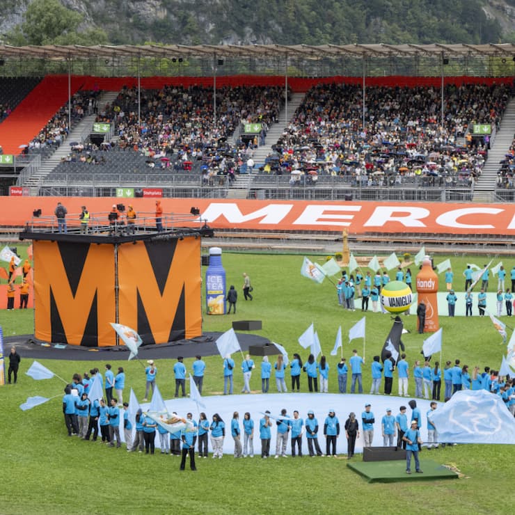Environ 43'000 employés se sont déplacés à Mollis (GL) pour y célébrer les 100 ans de Migros lundi et mardi. Un show leur a été proposé dans l'arène géante qui avait accueilli la Fête fédérale de lutte les trois jours précédents.