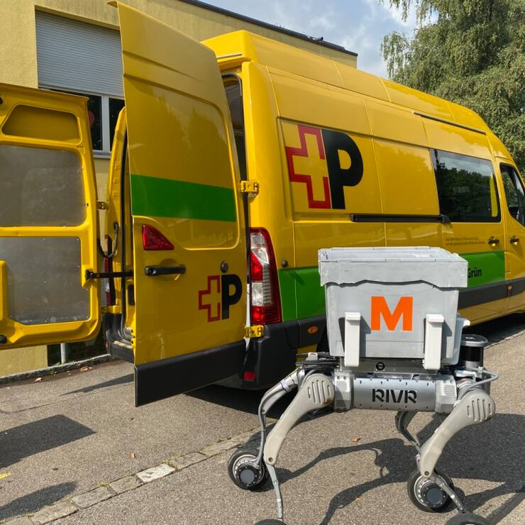 La Poste suisse teste un robot auxiliaire à quatre pattes pour la livraison de colis lourds.