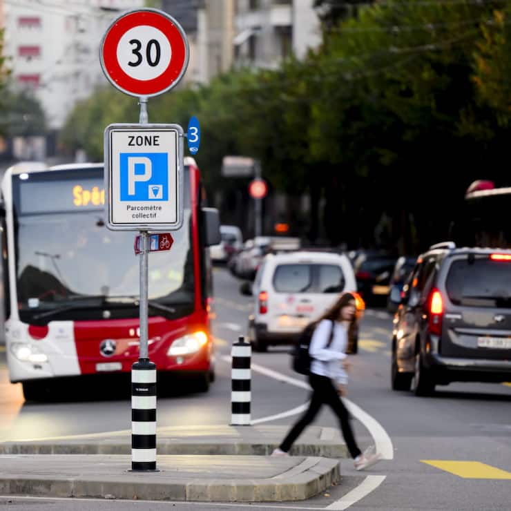 Pour lutter contre le bruit routier, la Ville de Fribourg a instauré le 30 km/h sur une grande partie de son réseau routier (archives).