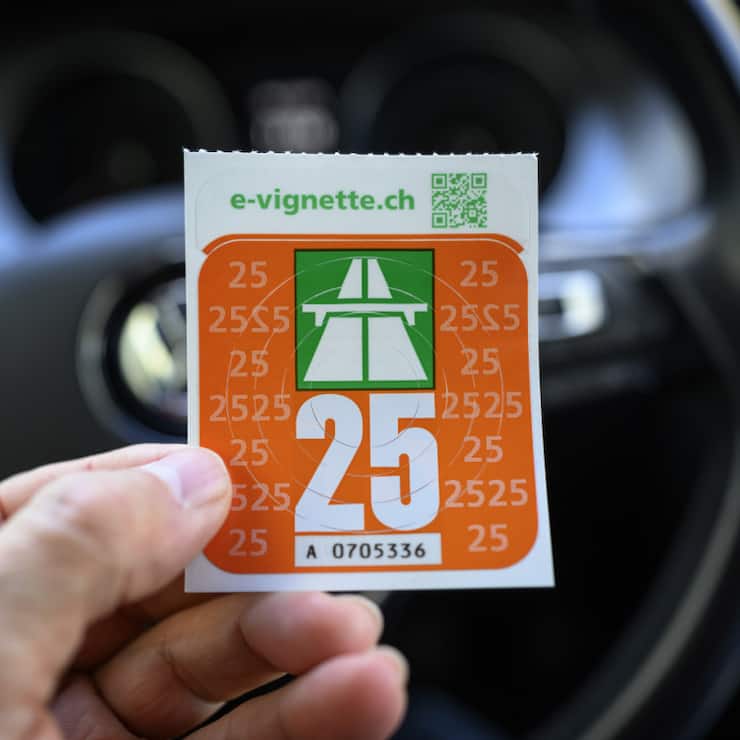 Le Conseil fédéral ne veut pas augmenter le prix de la vignette autoroutière à 80 francs (archives).