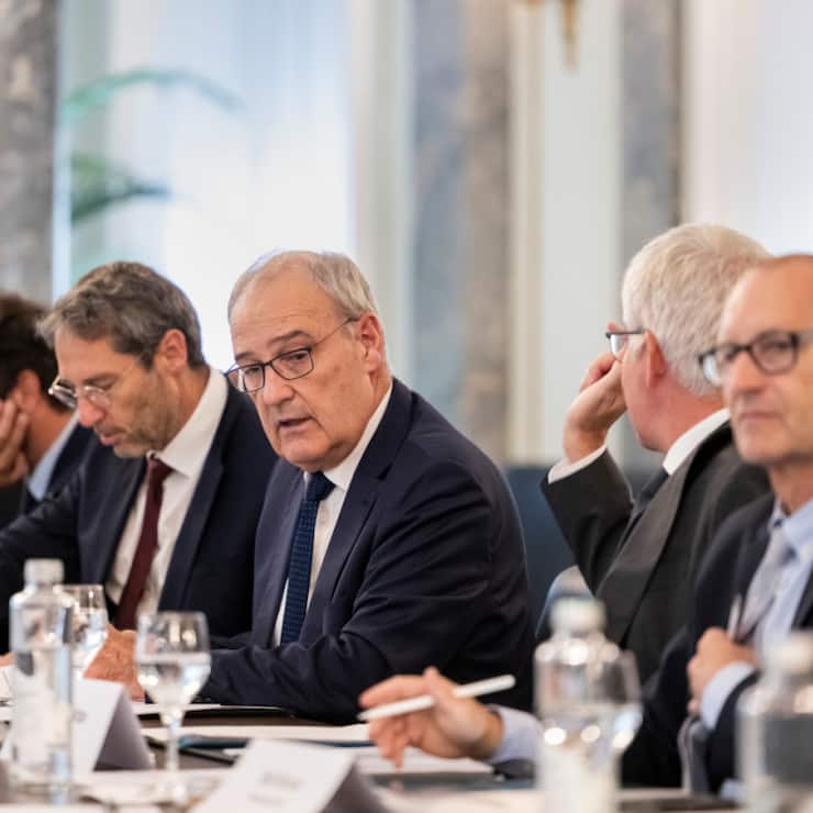 Le conseiller fédéral Guy Parmelin (au centre) a signé le plan d'action lors d'une deuxième table ronde sur les contrôles dans les exploitations agricoles.