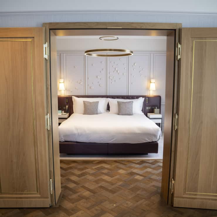 Les touristes étrangers ont totalisé 2,7 millions de nuitées, soit un gain de 2,5%, et les hôtes suisses 2,2 millions de nuitées, en progression de 2,9%.