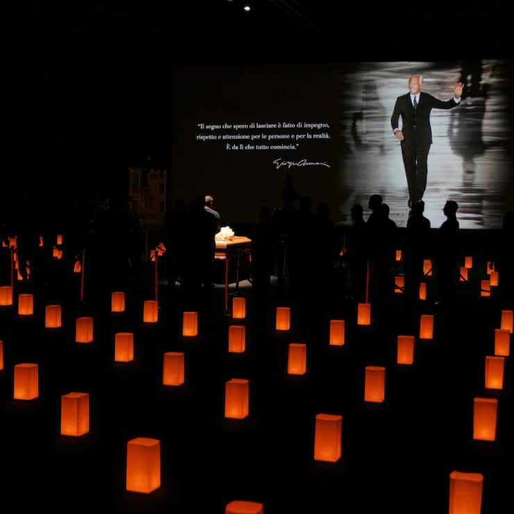 Le corps de Giorgio Armani est exposé depuis samedi dans l'Armani Teatro à Milan.