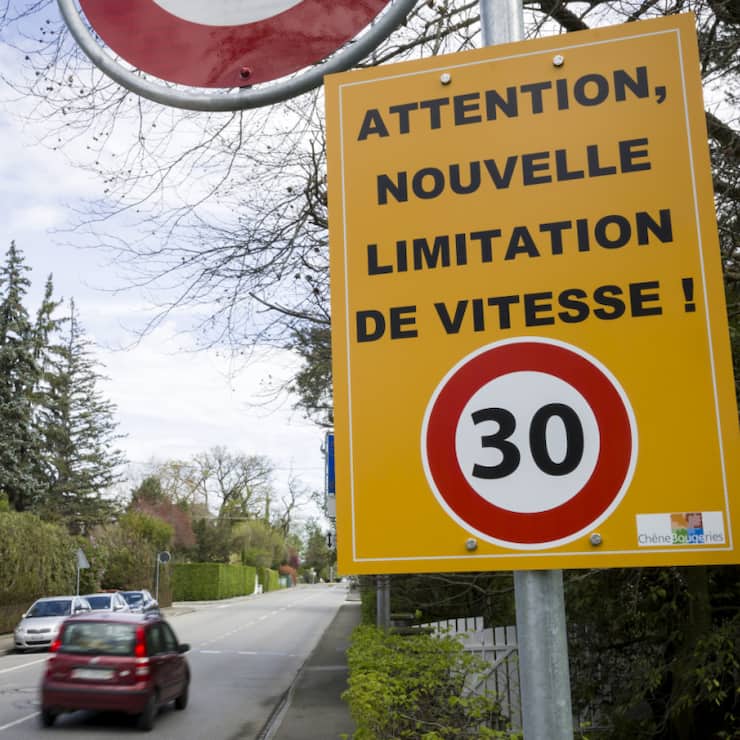 Selon un sondage commandé par le TCS, près de deux tiers des personnes interrogés sont contre une généralisation du 30 km/h en ville (image d'illustration).