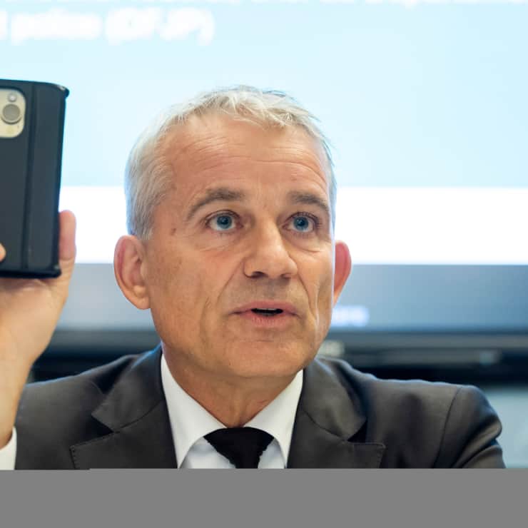 Le conseiller fédéral Beat Jans explique l'utilisation pratique du permis d'élève conducteur numérique (ePEC).